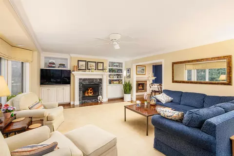 Living - 895 Avon Ct, Grosse Pointe Woods, MI 48236 photo 4 of 6