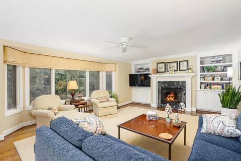Living - 895 Avon Ct, Grosse Pointe Woods, MI 48236 photo 3 of 6