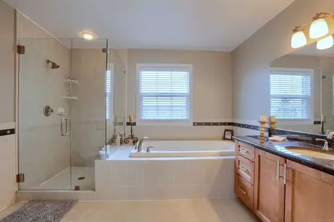 Bath - 16328 Vandelay Dr, Macomb, MI 48044 photo 2 of 4