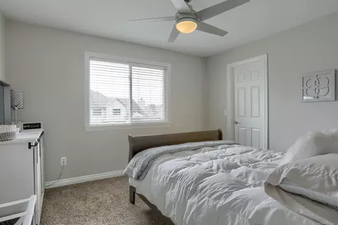 Bedroom - 16328 Vandelay Dr, Macomb, MI 48044 photo 4 of 6