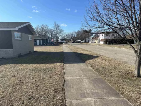 Exterior - 1717 S 9th Ave S, Escanaba, MI 49829 photo 2 of 5