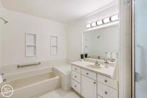 Bath - 45597 Delmar, Macomb, MI 48044 photo 1 of 4