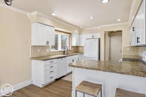 Kitchen - 45597 Delmar, Macomb, MI 48044 photo 3 of 5