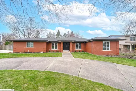 38849 Red Oakes, Clinton Township, MI 48036