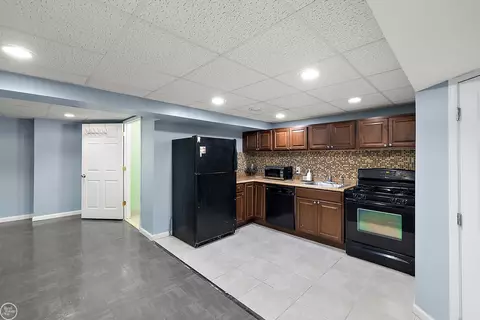 Kitchen - 21646 Phoenix, Macomb, MI 48044 photo 5 of 6
