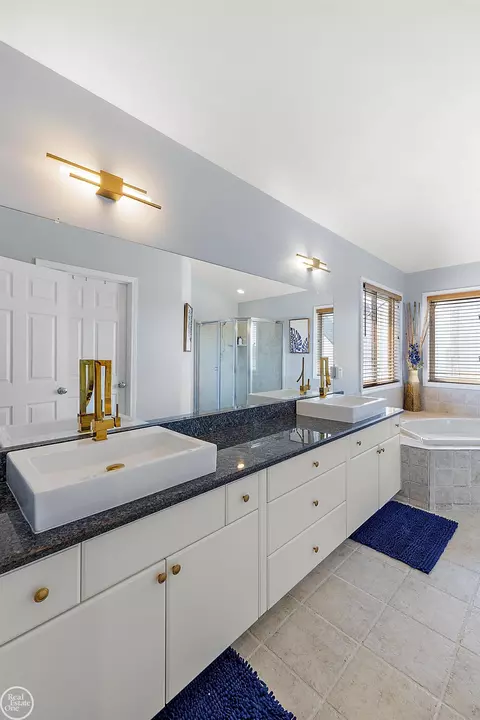 Bath - 21646 Phoenix, Macomb, MI 48044 photo 2 of 7