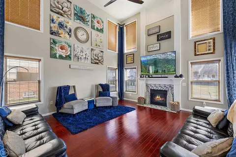 Living - 21646 Phoenix, Macomb, MI 48044 photo 4 of 6