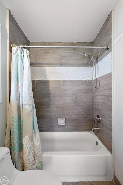 Bath - 21646 Phoenix, Macomb, MI 48044 photo 5 of 7