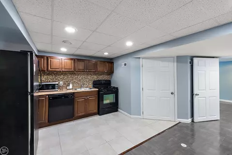 Kitchen - 21646 Phoenix, Macomb, MI 48044 photo 6 of 6