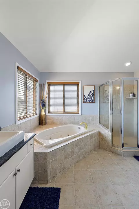 Bath - 21646 Phoenix, Macomb, MI 48044 photo 3 of 7
