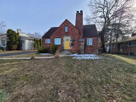 Exterior - 831 Roslyn, Grosse Pointe Woods, MI 48236 photo 2 of 6
