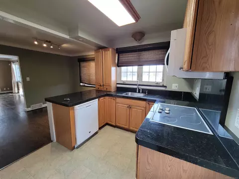 Kitchen - 831 Roslyn, Grosse Pointe Woods, MI 48236 photo 1 of 3