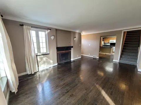 Living - 831 Roslyn, Grosse Pointe Woods, MI 48236 photo 4 of 5