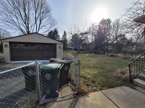 Exterior - 831 Roslyn, Grosse Pointe Woods, MI 48236 photo 5 of 6