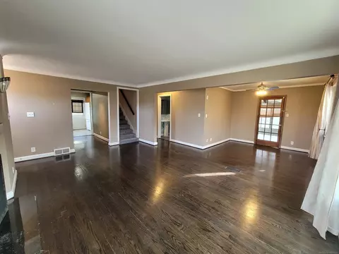 Living - 831 Roslyn, Grosse Pointe Woods, MI 48236 photo 3 of 5