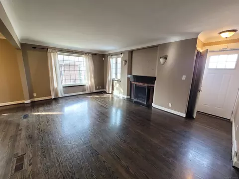 Living - 831 Roslyn, Grosse Pointe Woods, MI 48236 photo 2 of 5