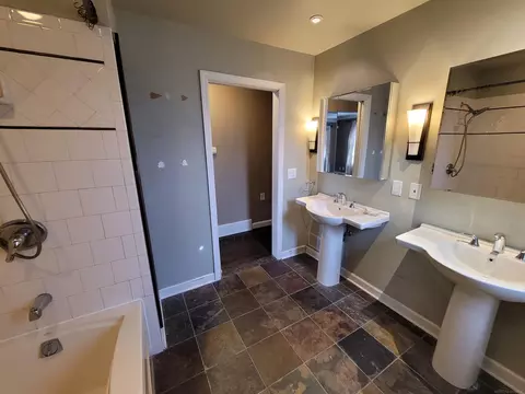 Bath - 831 Roslyn, Grosse Pointe Woods, MI 48236 photo 3 of 6
