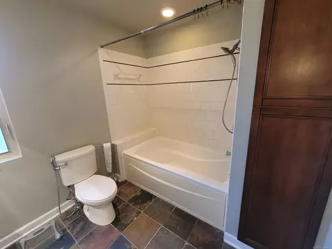 Bath - 831 Roslyn, Grosse Pointe Woods, MI 48236 photo 2 of 6