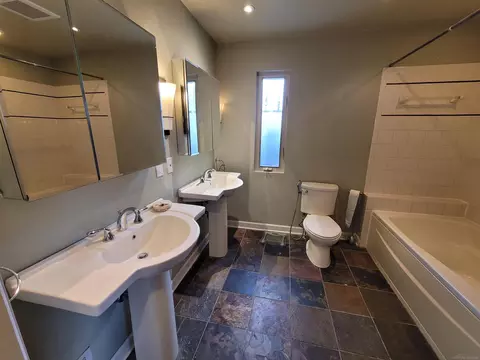 Bath - 831 Roslyn, Grosse Pointe Woods, MI 48236 photo 1 of 6