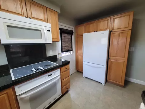 Kitchen - 831 Roslyn, Grosse Pointe Woods, MI 48236 photo 2 of 3