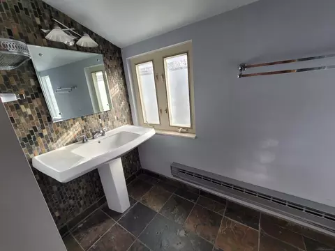 Bath - 831 Roslyn, Grosse Pointe Woods, MI 48236 photo 5 of 6
