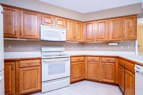 Kitchen - 16751 Cobblestone W, Macomb, MI 48042 photo 2 of 5