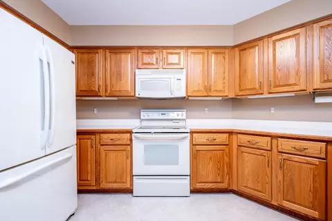 Kitchen - 16751 Cobblestone W, Macomb, MI 48042 photo 3 of 5