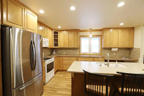 Kitchen - 9045 Springbrook, Davison, MI 48423 photo 4 of 7