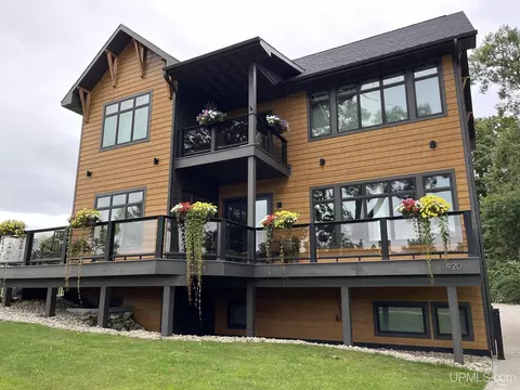 420 S Lake Shr, Escanaba, MI 49829