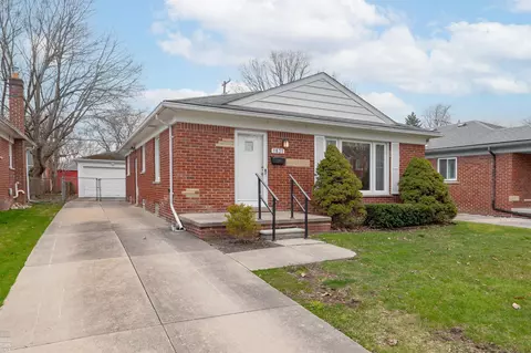 1831 Prestwick, Grosse Pointe Woods, MI 48236