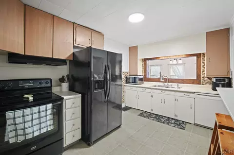 Kitchen - 913 Chestnut, Adrian, MI 49221 photo 2 of 4