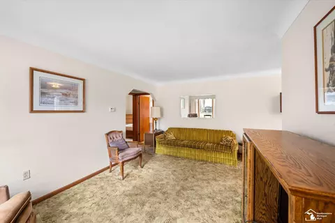 Living - 660 Orchard, Temperance, MI 48182 photo 2 of 4