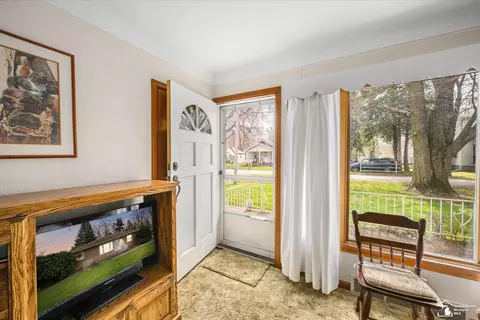 Living - 660 Orchard, Temperance, MI 48182 photo 1 of 4