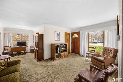 Living - 660 Orchard, Temperance, MI 48182 photo 3 of 4