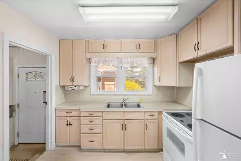 Kitchen - 660 Orchard, Temperance, MI 48182 photo 2 of 2