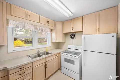 Kitchen - 660 Orchard, Temperance, MI 48182 photo 1 of 2