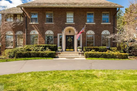 50 Lochmoor, Grosse Pointe Shores, MI 48236