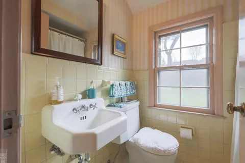 Bath - 161 Vendome, Grosse Pointe Farms, MI 48236 photo 1 of 6