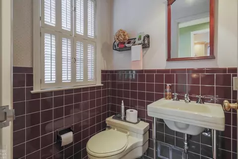 Bath - 161 Vendome, Grosse Pointe Farms, MI 48236 photo 2 of 6