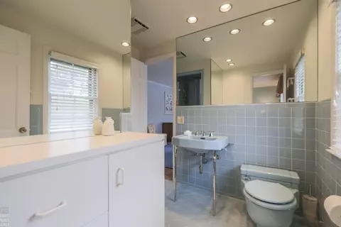 Bath - 161 Vendome, Grosse Pointe Farms, MI 48236 photo 3 of 6