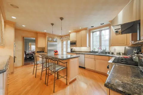 Kitchen - 161 Vendome, Grosse Pointe Farms, MI 48236 photo 5 of 7