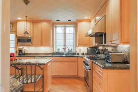 Kitchen - 161 Vendome, Grosse Pointe Farms, MI 48236 photo 4 of 7