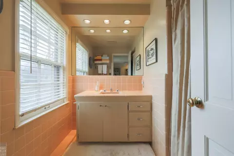 Bath - 161 Vendome, Grosse Pointe Farms, MI 48236 photo 4 of 6