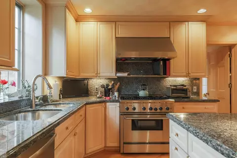 Kitchen - 161 Vendome, Grosse Pointe Farms, MI 48236 photo 6 of 7