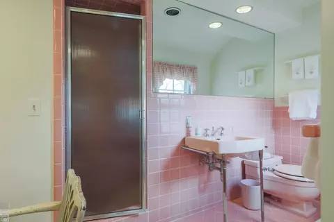 Bath - 161 Vendome, Grosse Pointe Farms, MI 48236 photo 5 of 6