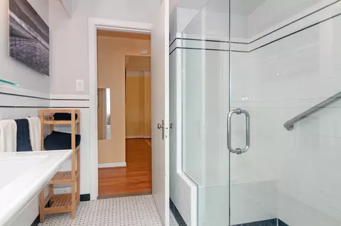 Bath - 1359 Audubon, Grosse Pointe Park, MI 48230 photo 2 of 6