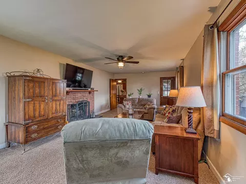 Living - 1375 Hollywood, Monroe, MI 48162 photo 2 of 7
