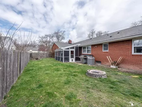 Exterior - 1375 Hollywood, Monroe, MI 48162 photo 8 of 10