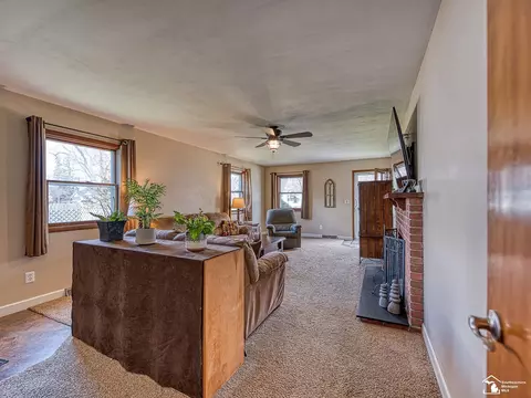 Living - 1375 Hollywood, Monroe, MI 48162 photo 4 of 7