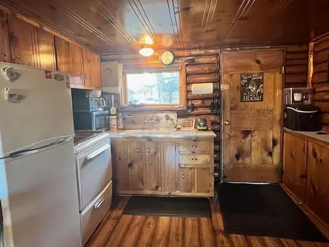 Kitchen - 751 E Long Lk, Harrison, MI 48625 photo 2 of 3